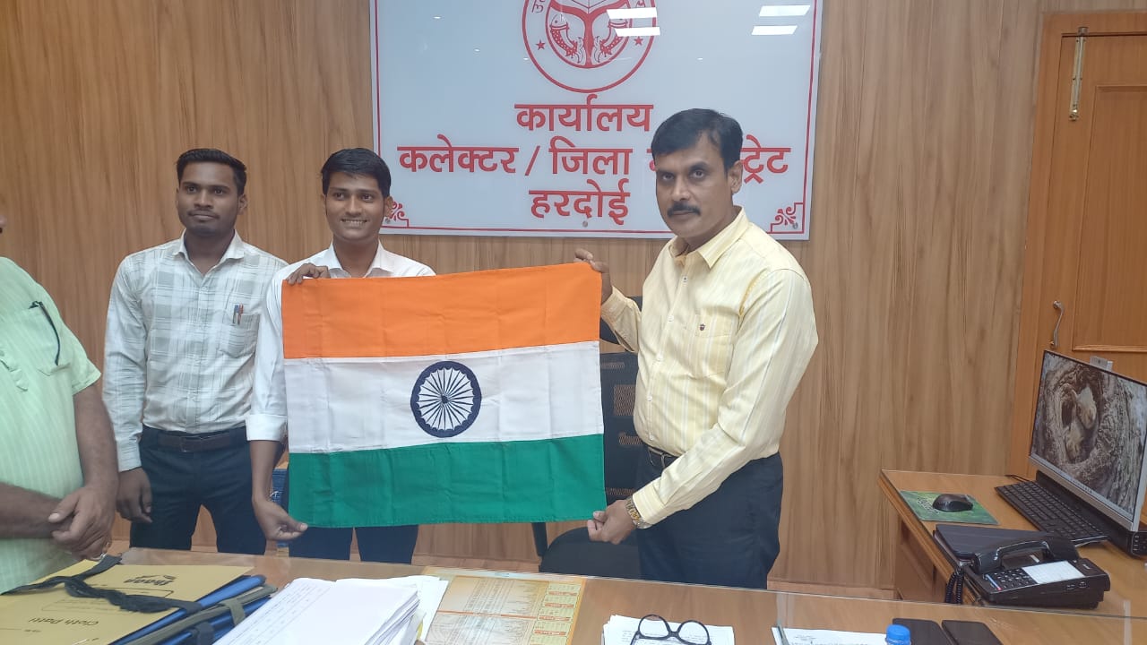 एक बार पुनः देश का तिरंगा फहराएंगे पर्वतारोही अभिनीत - डीएम एमपी सिंह एक बार पुनः देश का तिरंगा फहराएंगे पर्वतारोही अभिनीत - डीएम एमपी सिंह