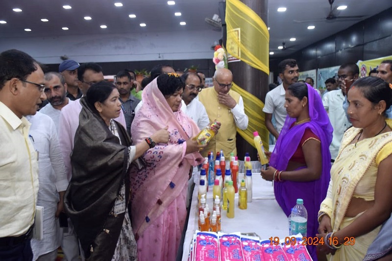 सिंगरौली में मंत्रियों ने आजीविका समूह की 400 बहनों से किया स्वच्छता संवाद सिंगरौली में मंत्रियों ने आजीविका समूह की 400 बहनों से किया स्वच्छता संवाद