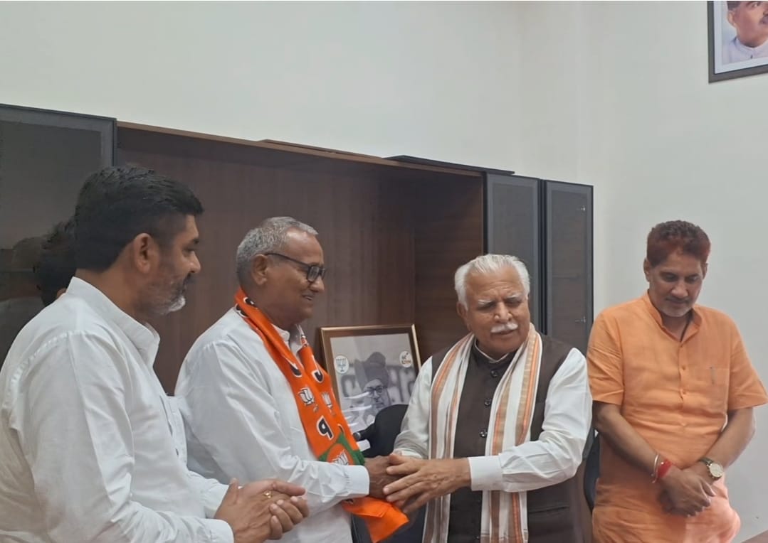 फोटो कैप्शन 19आरटीके4 : इनेलो से विधायक रहे पिरथी नंबरदार को भाजपा में शामिल करते केन्द्रीय मंत्री मनोहर लाल व अन्य -------------