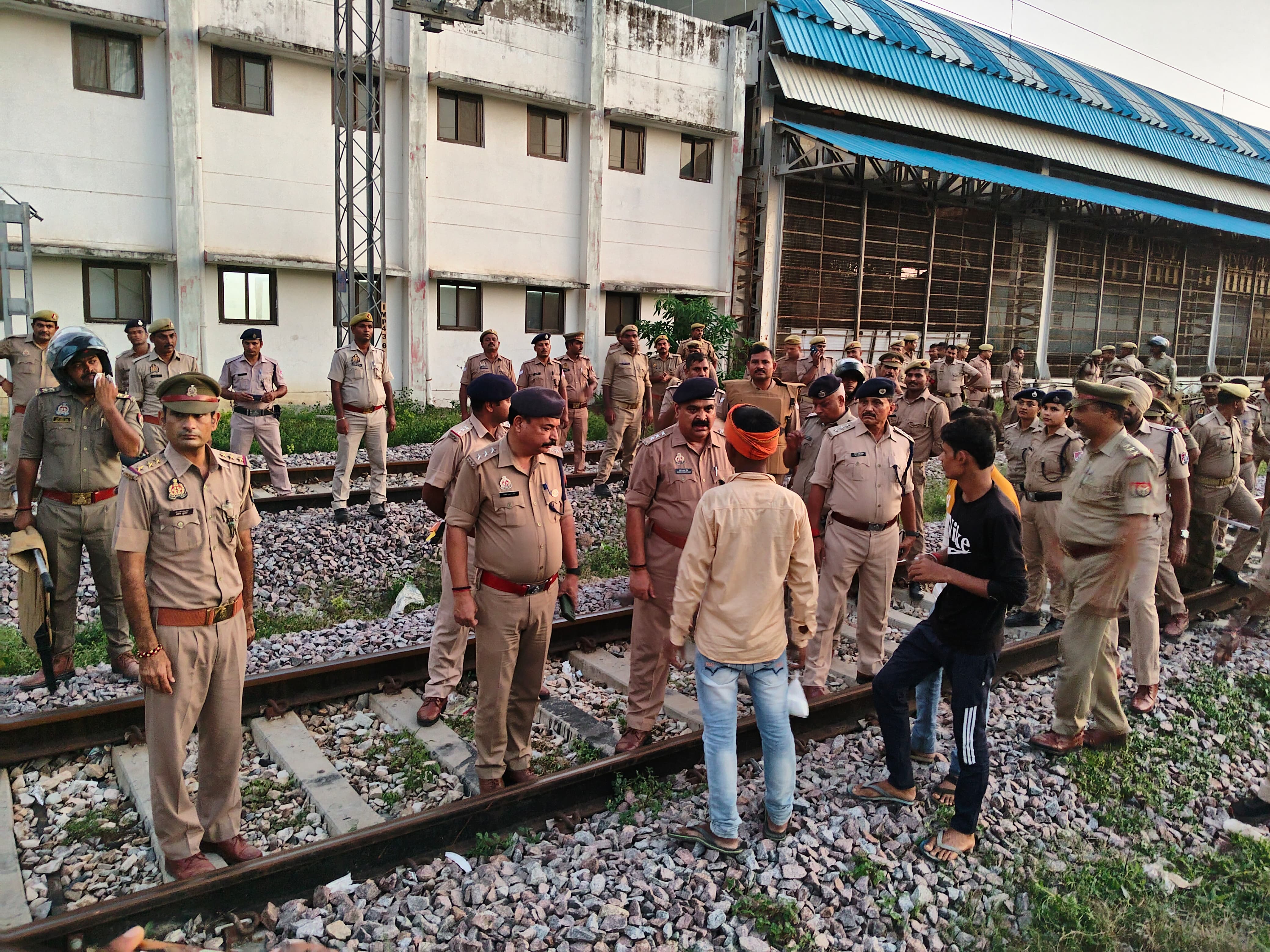 रेल पटरियों पर गश्त करती फोर्स: फोटो बच्चा गुप्ता रेल पटरियों पर गश्त करती फोर्स: फोटो बच्चा गुप्ता