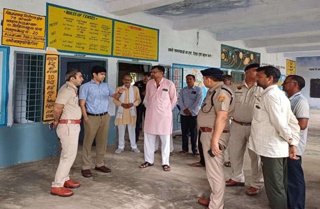 कोसली विधानसभा क्षेत्र में गांवों का दौरा करते उपायुक्त अभिषेक मीणा तथा जिला पुलिस कप्तान। कोसली विधानसभा क्षेत्र में गांवों का दौरा करते उपायुक्त अभिषेक मीणा तथा जिला पुलिस कप्तान।