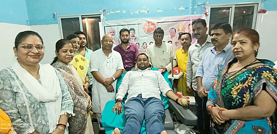 रक्तदान के अवसर पर भाजपाई रक्तदान के अवसर पर भाजपाई