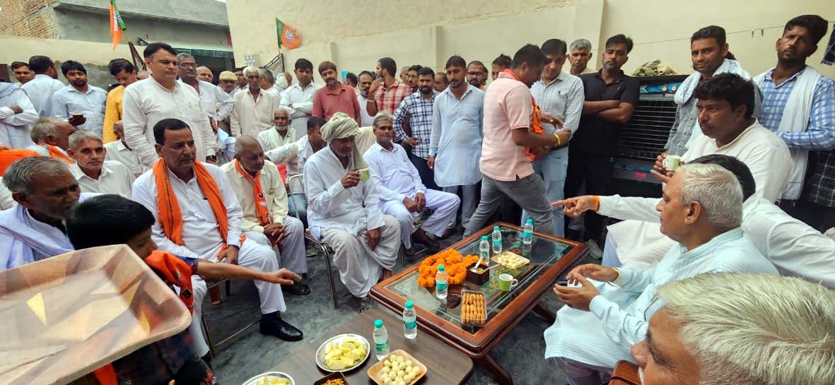 बरवाला में जनसंपर्क अभियान के दौरान लोगों से भाजपा के पक्ष में मतदान की अपील करते हुए प्रत्याशी रणबीर गंगवा। बरवाला में जनसंपर्क अभियान के दौरान लोगों से भाजपा के पक्ष में मतदान की अपील करते हुए प्रत्याशी रणबीर गंगवा।