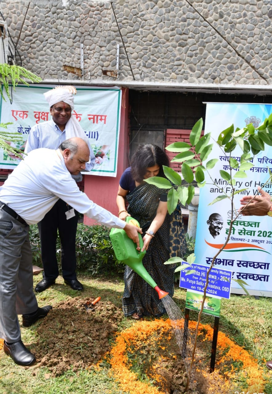 केन्द्रीय स्वास्थ्य स्वास्थ्य सचिव अपूर्व चंद्रा पौधे रोपण करते हुए साथ में मंत्रालय की ओएसडी पुण्य सलिला श्रीवास्तव केन्द्रीय स्वास्थ्य स्वास्थ्य सचिव अपूर्व चंद्रा पौधे रोपण करते हुए साथ में मंत्रालय की ओएसडी पुण्य सलिला श्रीवास्तव