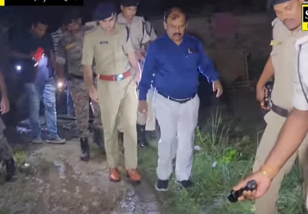 चहलकदमी करती पुलिस चहलकदमी करती पुलिस