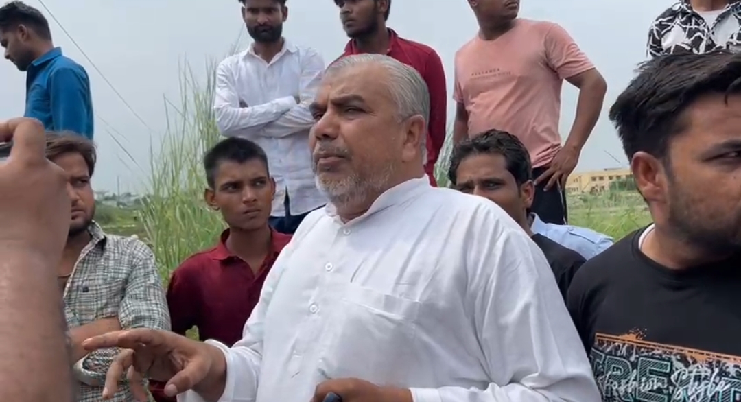 ग्राम प्रधान मीडिया को जानकारी देते ग्राम प्रधान मीडिया को जानकारी देते