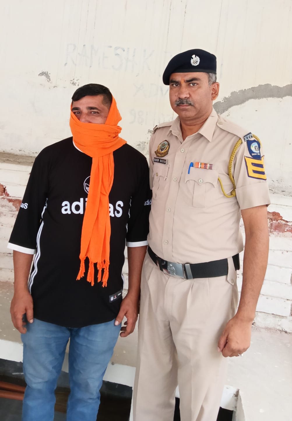 पुलिस और आरोपी। पुलिस और आरोपी।