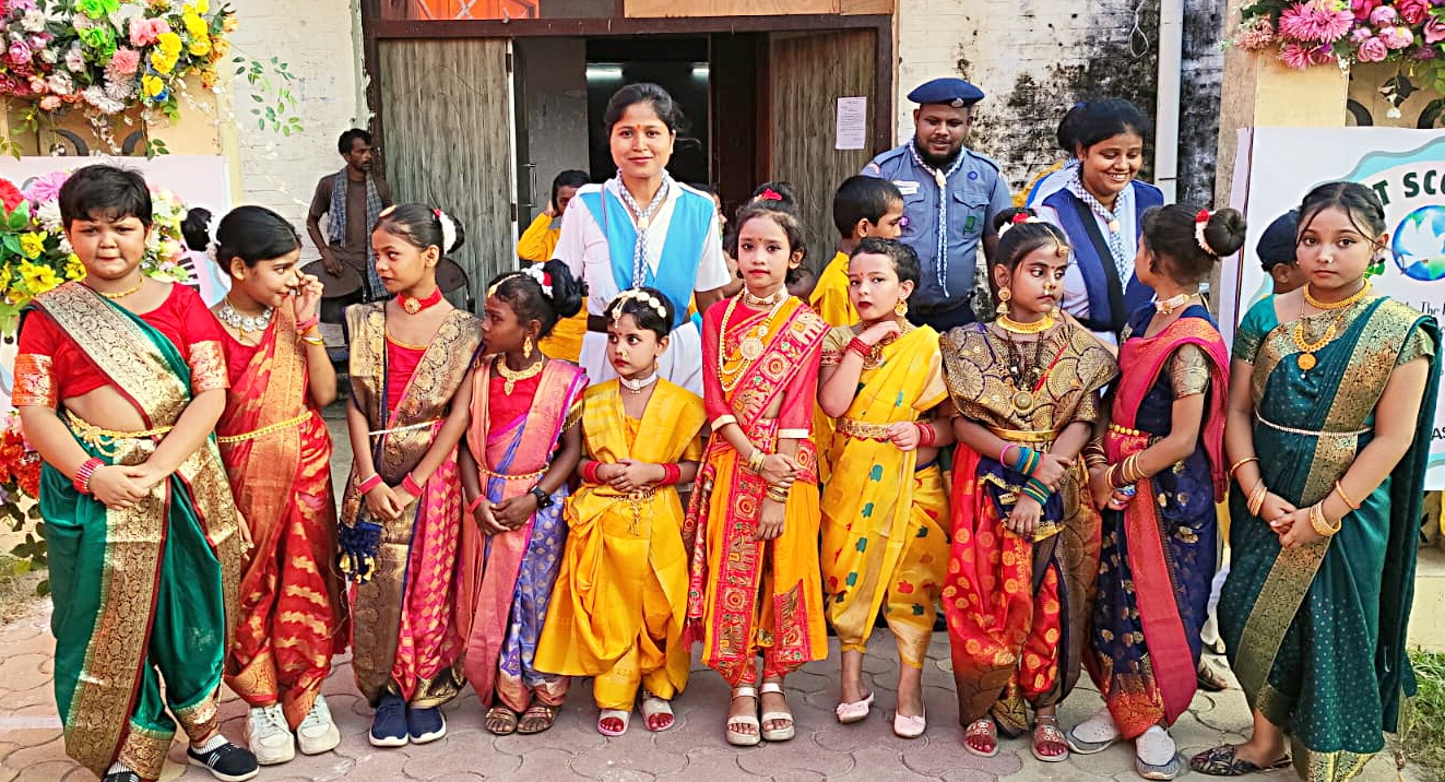कार्यक्रम में भाग लेते हुए बच्चे कार्यक्रम में भाग लेते हुए बच्चे