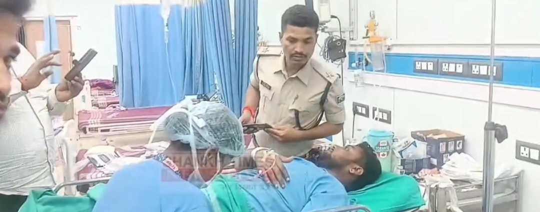 अस्पताल में भर्ती युवक अस्पताल में भर्ती युवक