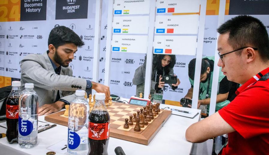 चीन के वेई यी के खिलाफ एक्शन में भारत के डी. गुकेश चीन के वेई यी के खिलाफ एक्शन में भारत के डी. गुकेश