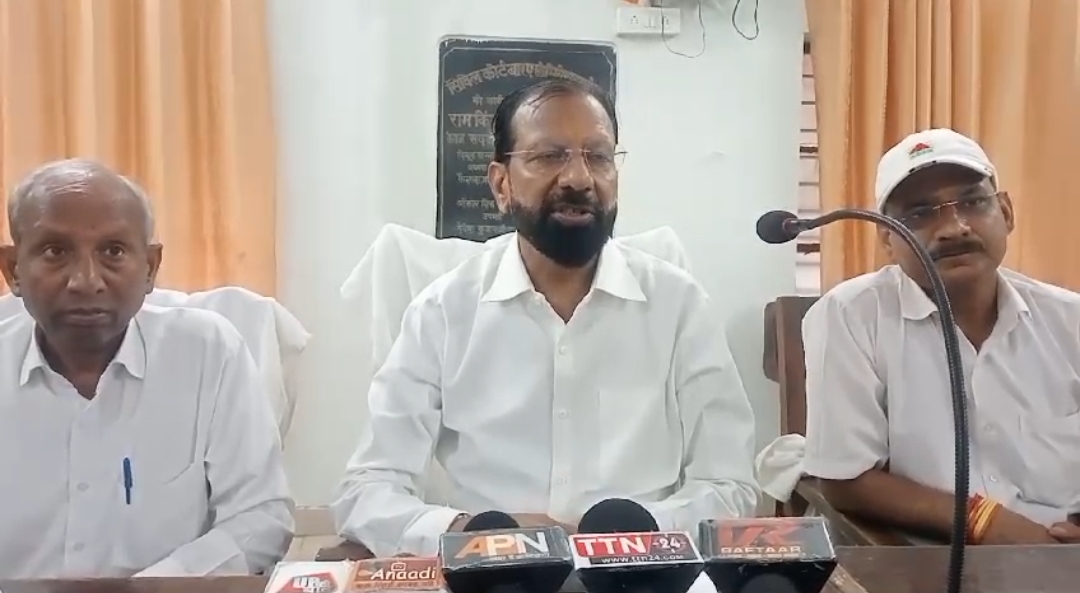 पत्रकारवार्ता करते जिला बार अध्यक्ष राकेश वर्मा पत्रकारवार्ता करते जिला बार अध्यक्ष राकेश वर्मा