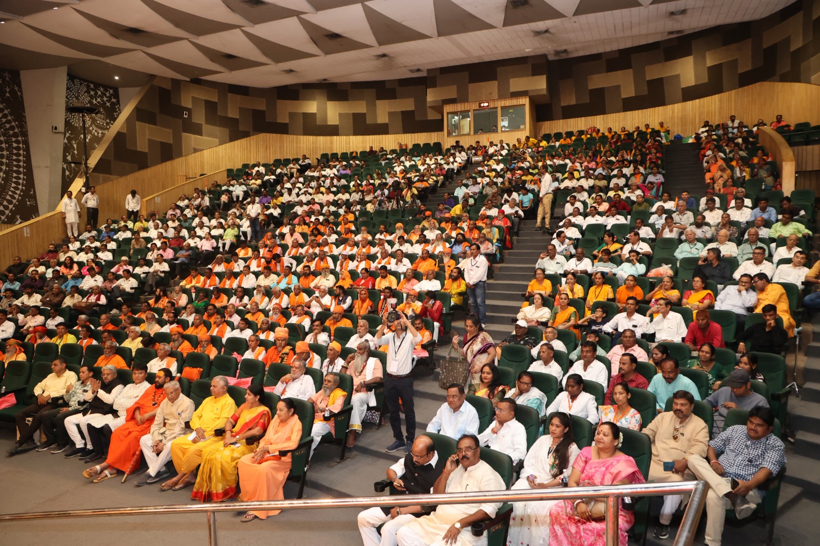 - स्वामी सत्यमित्रानंद गिरि जी महाराज का 93वां प्राकट्य दिवस कार्यक्रम में मौजूद वाल्मीकि समाज के संत गण - स्वामी सत्यमित्रानंद गिरि जी महाराज का 93वां प्राकट्य दिवस कार्यक्रम में मौजूद वाल्मीकि समाज के संत गण