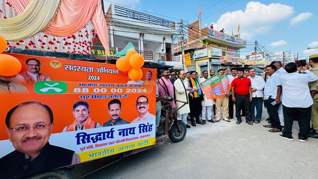 वाहन रवाना करते वाहन रवाना करते