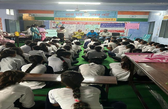 बच्चों को एनीमिया के बारे में जानकारी देते हुए प्रधानाचार्य राज सिंह। बच्चों को एनीमिया के बारे में जानकारी देते हुए प्रधानाचार्य राज सिंह।