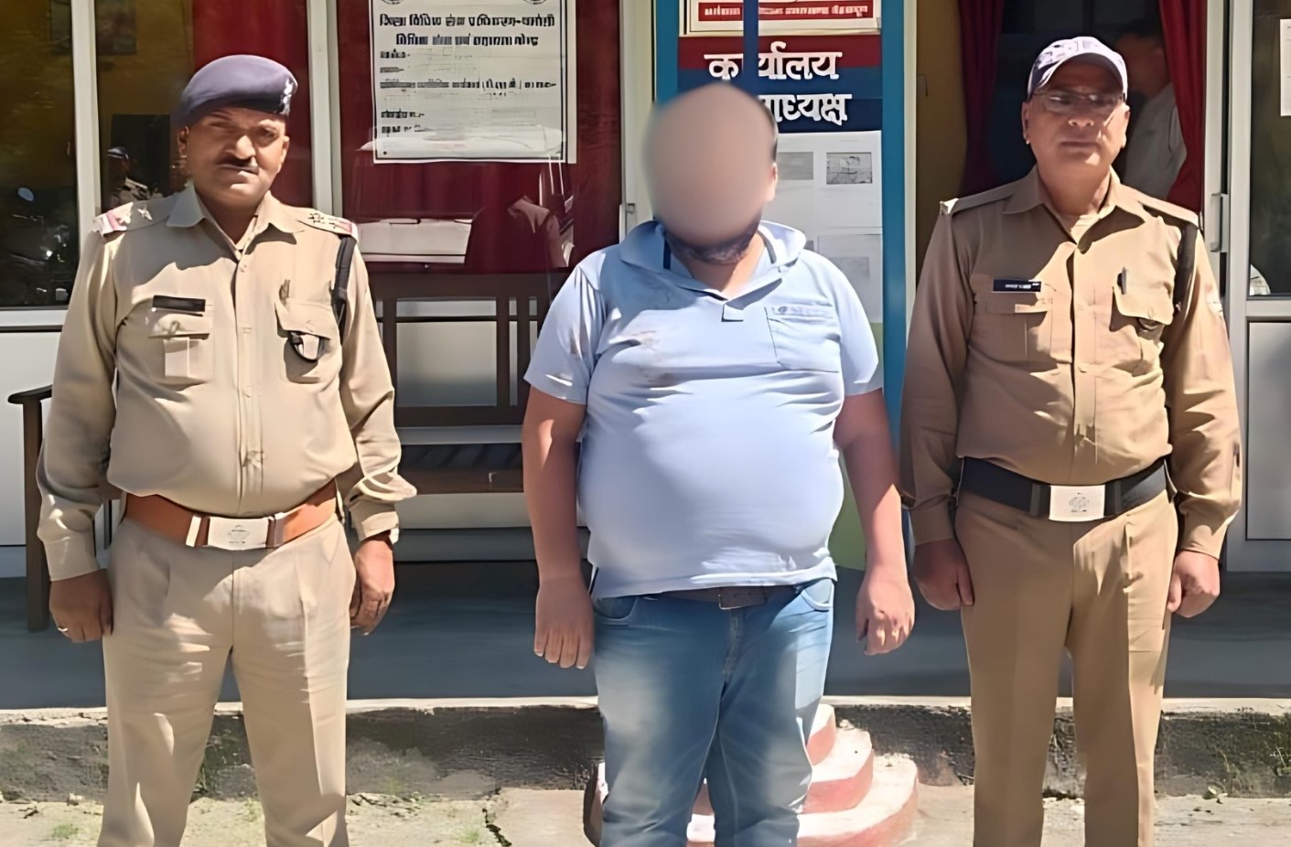 पुलिस की गिरफ्त में आरोपित वार्ड बॉय।