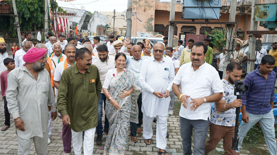19 Snp- 2 सोनीपत: भारतीय जनता पार्टी की राई विधान सभा से उम्मीदवार पूर्व मंत्री कृष्णाा गहलावत जनसंपर्क अभियान में। 19 Snp- 2 सोनीपत: भारतीय जनता पार्टी की राई विधान सभा से उम्मीदवार पूर्व मंत्री कृष्णाा गहलावत जनसंपर्क अभियान में।
