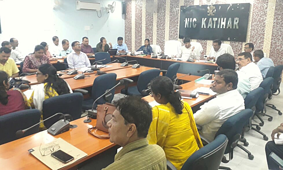 समीक्षा बैठक करते हुए अधिकारी समीक्षा बैठक करते हुए अधिकारी