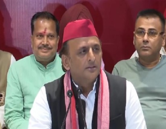 पत्रकार वार्ता के दौरान सपा अध्यक्ष अखिलेश यादव