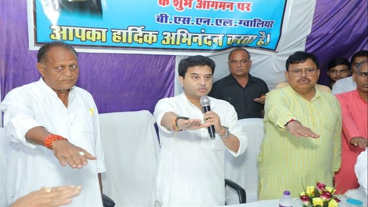 माँ भारती के प्रति सेवा भाव के साथ “स्वच्छता ही सेवा” अभियान में सहभागी बनें: सिंधिया माँ भारती के प्रति सेवा भाव के साथ “स्वच्छता ही सेवा” अभियान में सहभागी बनें: सिंधिया