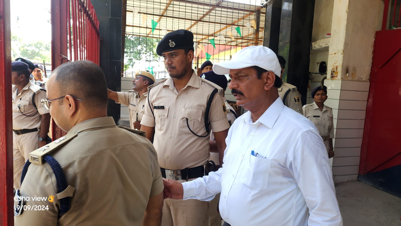 डीएम एसपी ने बेतिया मंडल कारा का निरीक्षण किया। डीएम एसपी ने बेतिया मंडल कारा का निरीक्षण किया।
