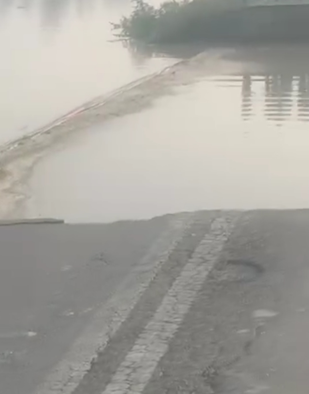 बाढ़ से एनएच का टूट गया हिस्सा बाढ़ से एनएच का टूट गया हिस्सा