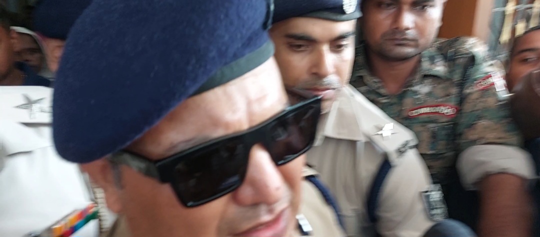 इस्तीफा के बाद कार्यालय से निकलते शिवदीप लांडे इस्तीफा के बाद कार्यालय से निकलते शिवदीप लांडे