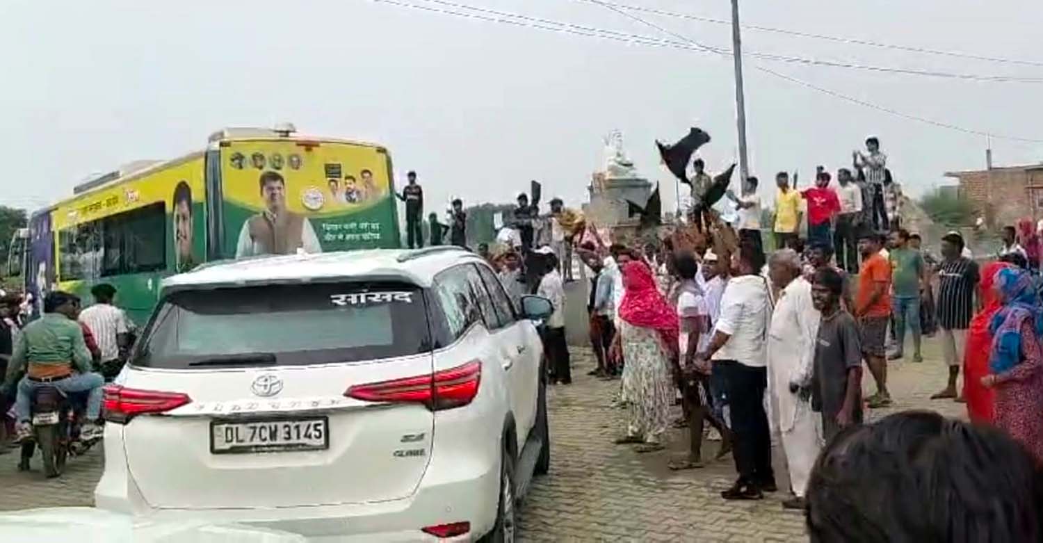 सांसद चंद्रशेखर रावण के काफिले को काले झंडे दिखाते हुए ग्रामीण। सांसद चंद्रशेखर रावण के काफिले को काले झंडे दिखाते हुए ग्रामीण।