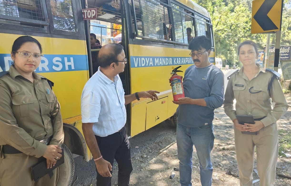 स्कूली बसों की जांच करते हुए परिवहन विभाग। स्कूली बसों की जांच करते हुए परिवहन विभाग।
