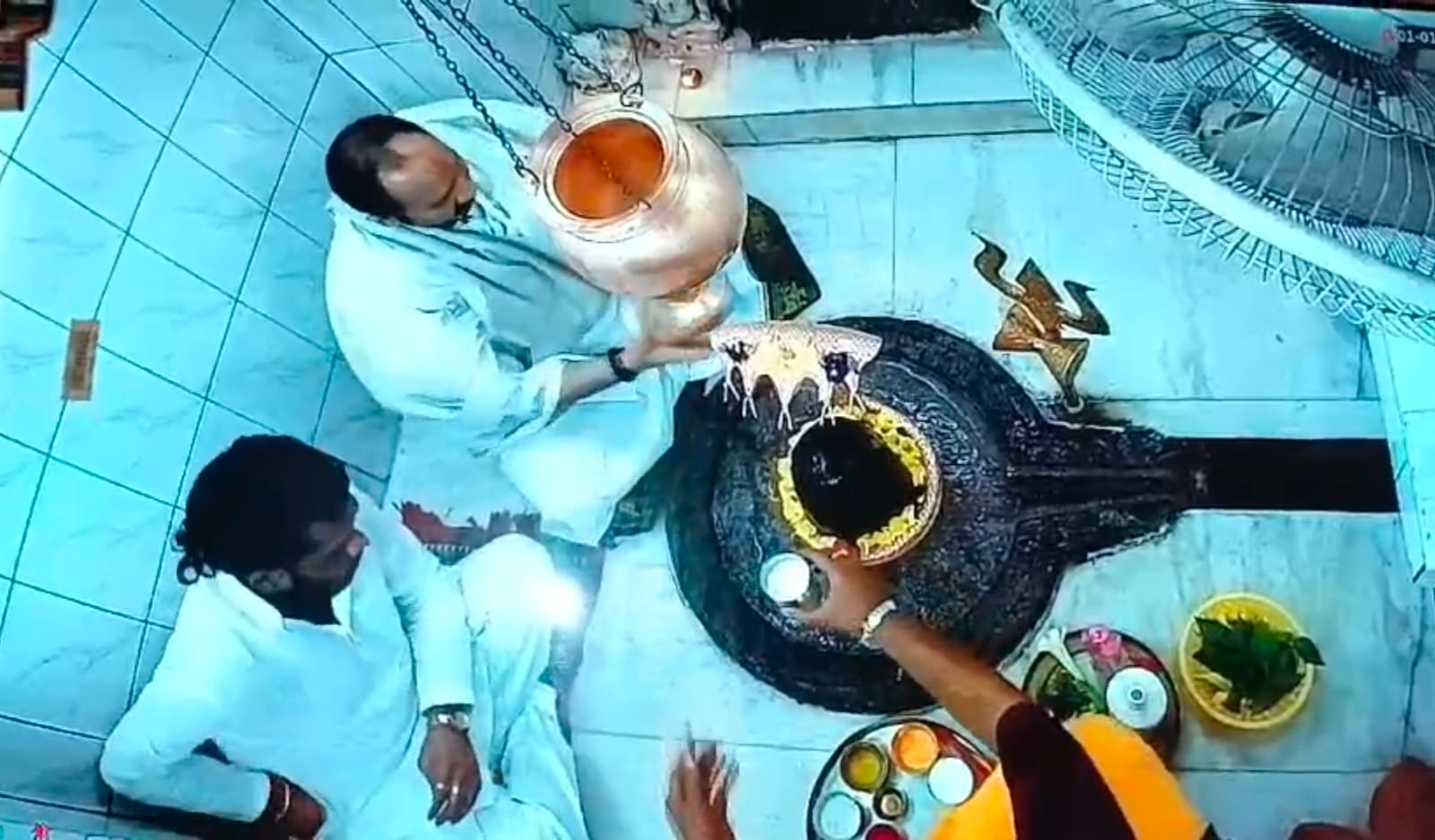 ग्राम रूद्री में भगवान रूद्रेश्वर की पूजा करते हुए पं. प्रदीप मिश्रा। ग्राम रूद्री में भगवान रूद्रेश्वर की पूजा करते हुए पं. प्रदीप मिश्रा।