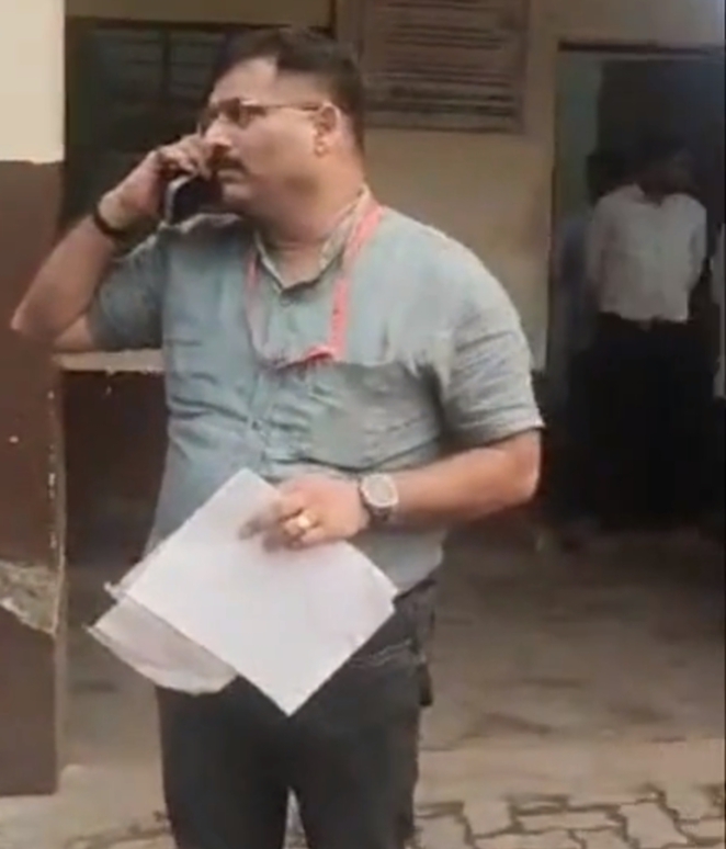 छापेमारी करते एसआईबी के अधिकारी छापेमारी करते एसआईबी के अधिकारी