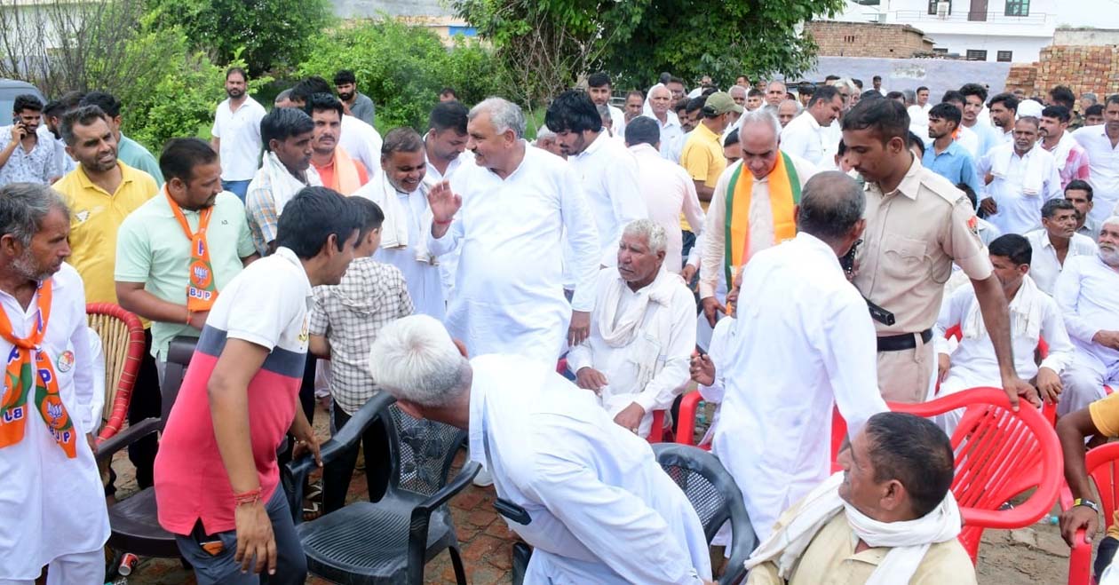 जनसंपर्क अभियान चलाते रणधीर पनिहार। जनसंपर्क अभियान चलाते रणधीर पनिहार।