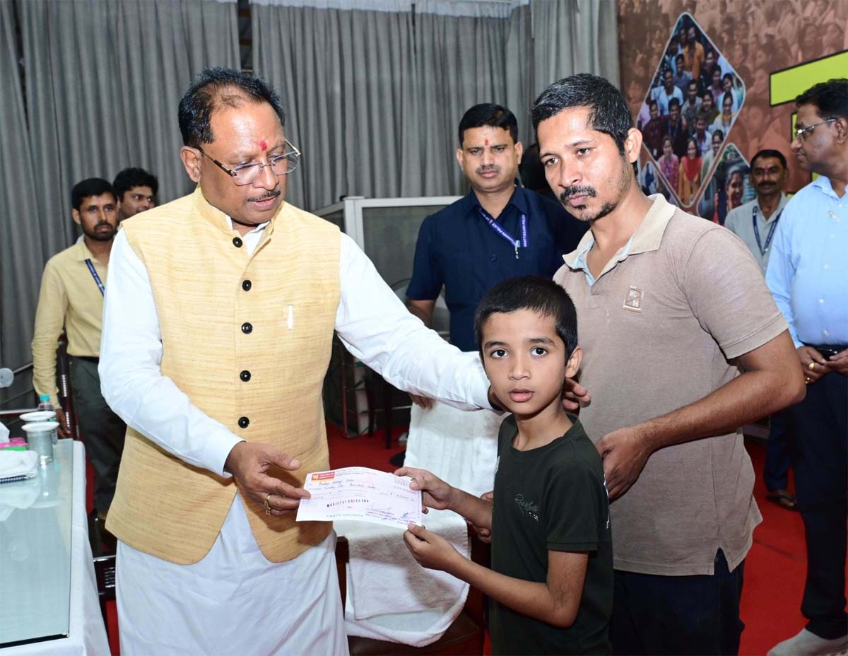 लक्ष्य के इलाज के लिए 25 हज़ार का चेक देते हुए मुख्यमंत्री साय लक्ष्य के इलाज के लिए 25 हज़ार का चेक देते हुए मुख्यमंत्री साय