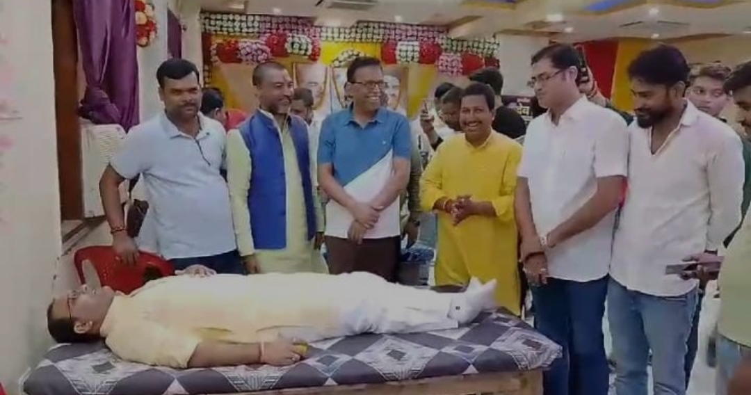 रक्तदान करते कार्यकर्ता रक्तदान करते कार्यकर्ता