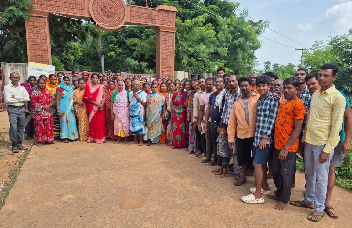 गंगरेल बांध के फुटकर व्यवसायी मोटल क्षेत्र में कलेक्टर से मिलने इंतजार करते हुए। गंगरेल बांध के फुटकर व्यवसायी मोटल क्षेत्र में कलेक्टर से मिलने इंतजार करते हुए।