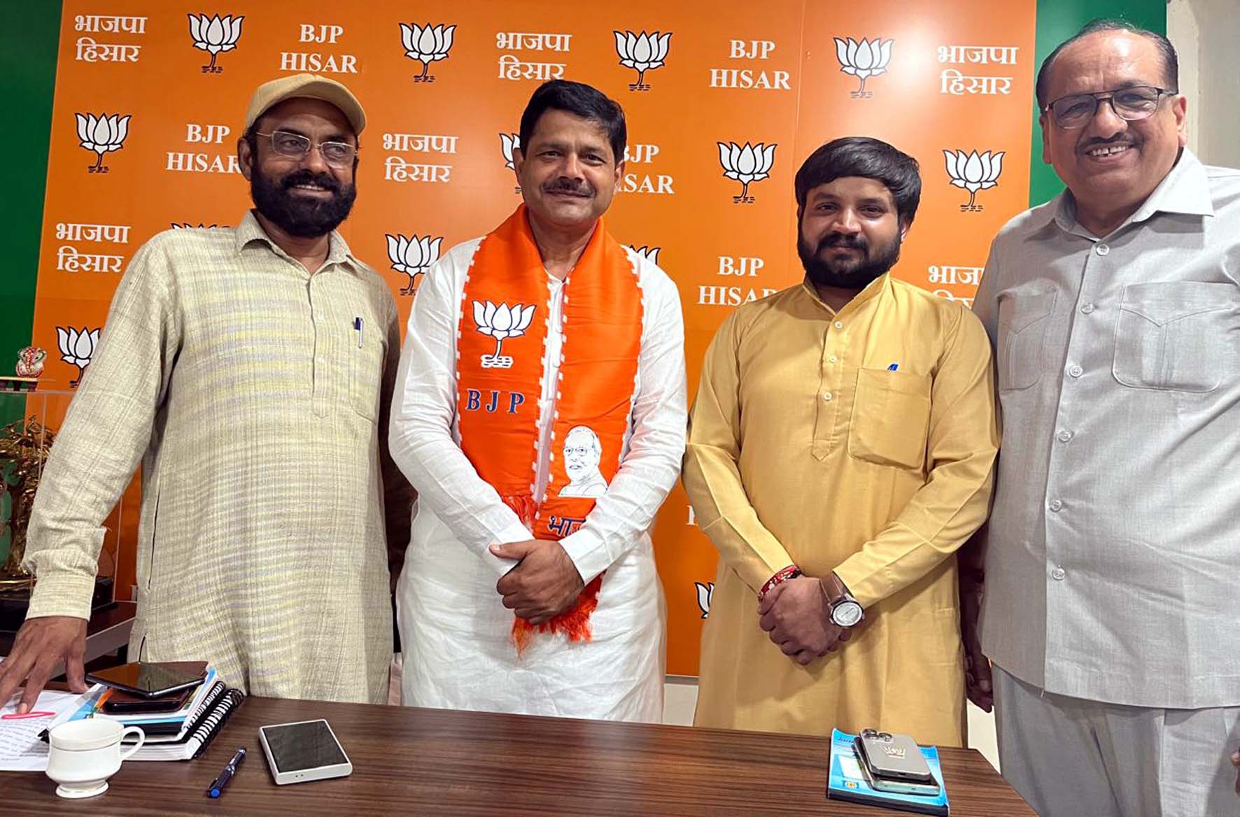 भाजपा घोषणापत्र का स्वागत करते जिला अध्यक्ष एवं अन्य पदाधिकारी। भाजपा घोषणापत्र का स्वागत करते जिला अध्यक्ष एवं अन्य पदाधिकारी।