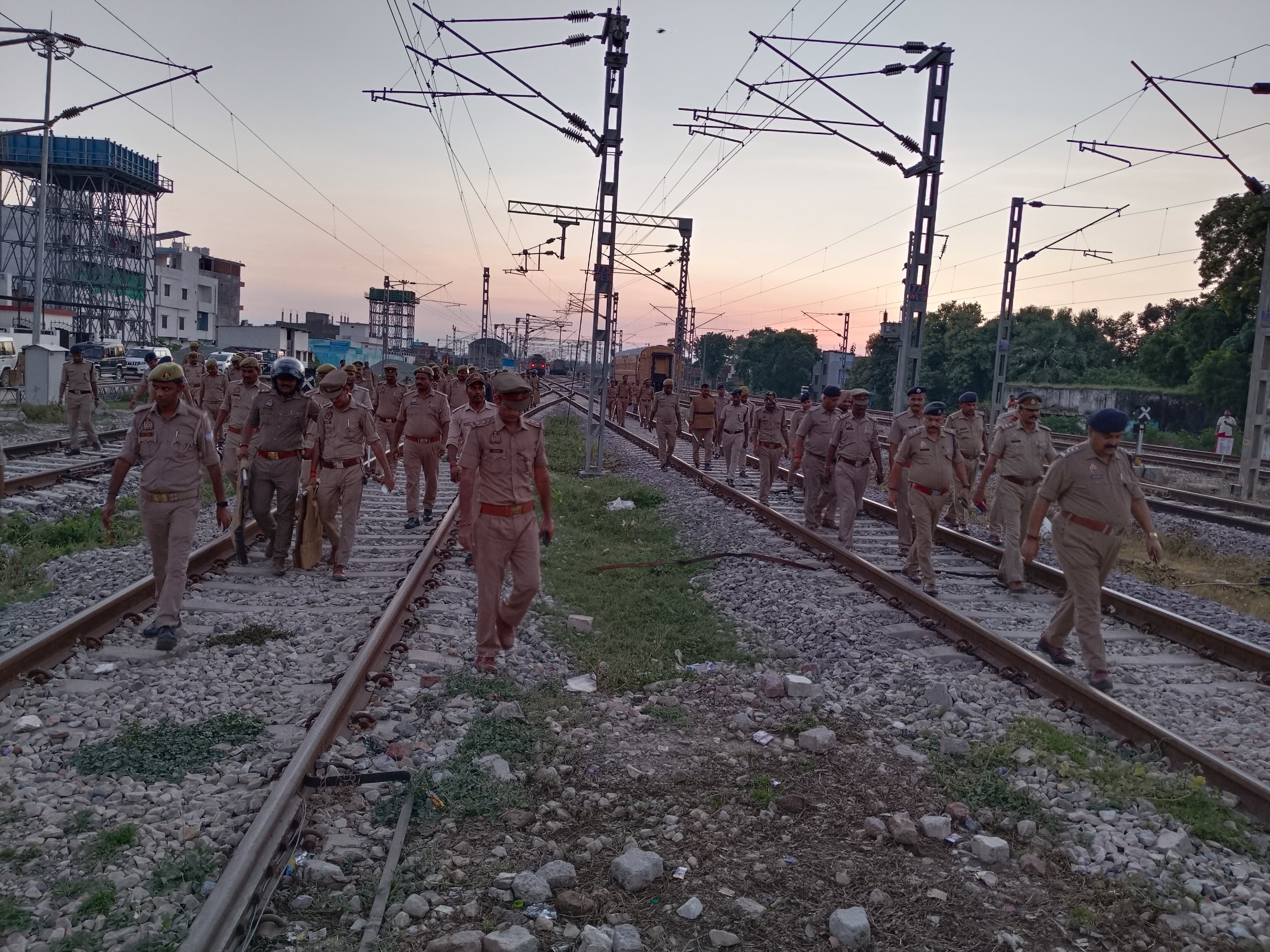 रेल पटरियों पर गश्त करती फोर्स: फोटो बच्चा गुप्ता रेल पटरियों पर गश्त करती फोर्स: फोटो बच्चा गुप्ता