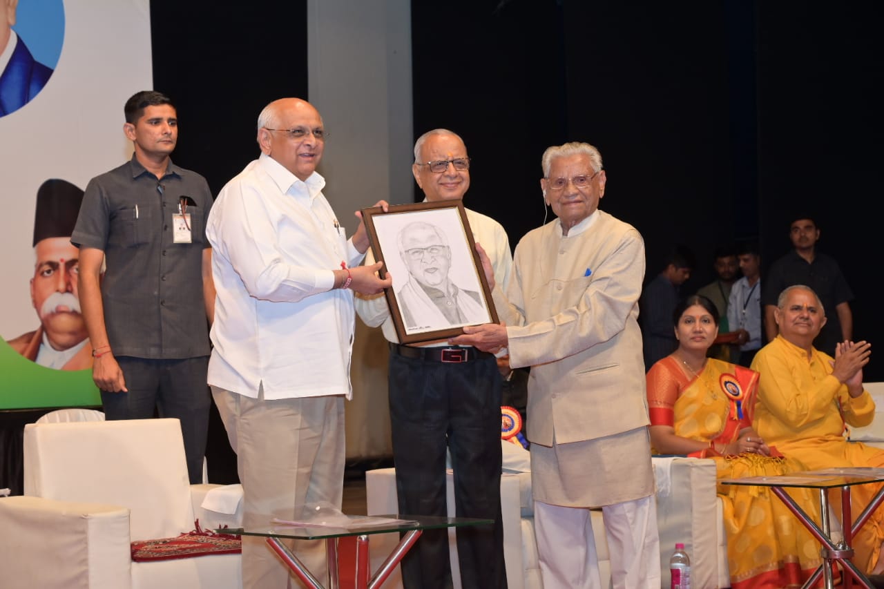 - स्वामी सत्यमित्रानंद गिरि जी महाराज का 93वां प्राकट्य दिवस पर आयोजित कार्यक्रम में मुख्यमंत्री भूपेंद्र पटेल - स्वामी सत्यमित्रानंद गिरि जी महाराज का 93वां प्राकट्य दिवस पर आयोजित कार्यक्रम में मुख्यमंत्री भूपेंद्र पटेल
