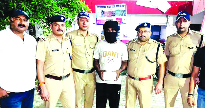 पुलिस गिरफ्त में आरोपित पुलिस गिरफ्त में आरोपित