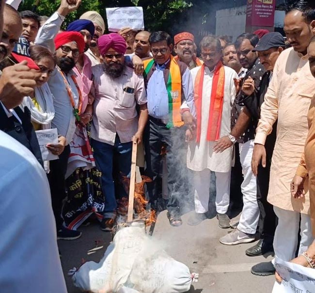 राहुल गांधी का पुतला दहन राहुल गांधी का पुतला दहन
