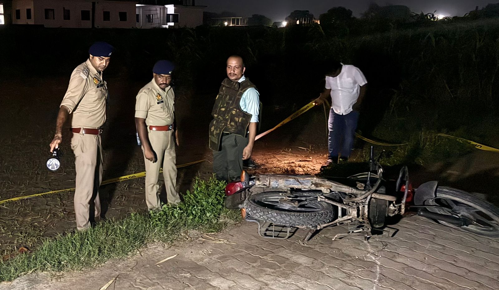 मुठभेड़ में घायल बदमाश के साथ पुलिस टीम: फोटो बच्चा गुप्ता मुठभेड़ में घायल बदमाश के साथ पुलिस टीम: फोटो बच्चा गुप्ता