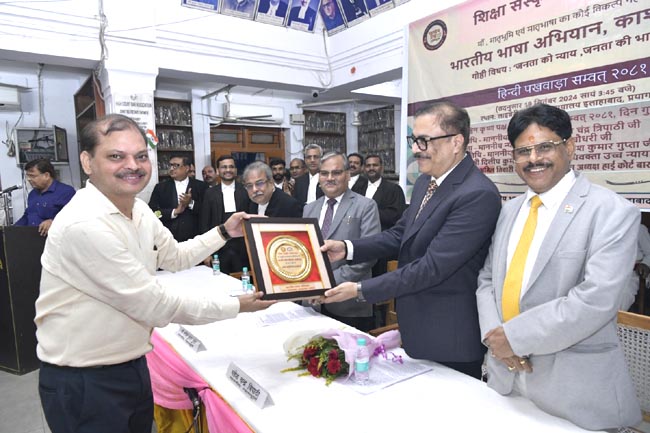 सम्मानित करते सम्मानित करते