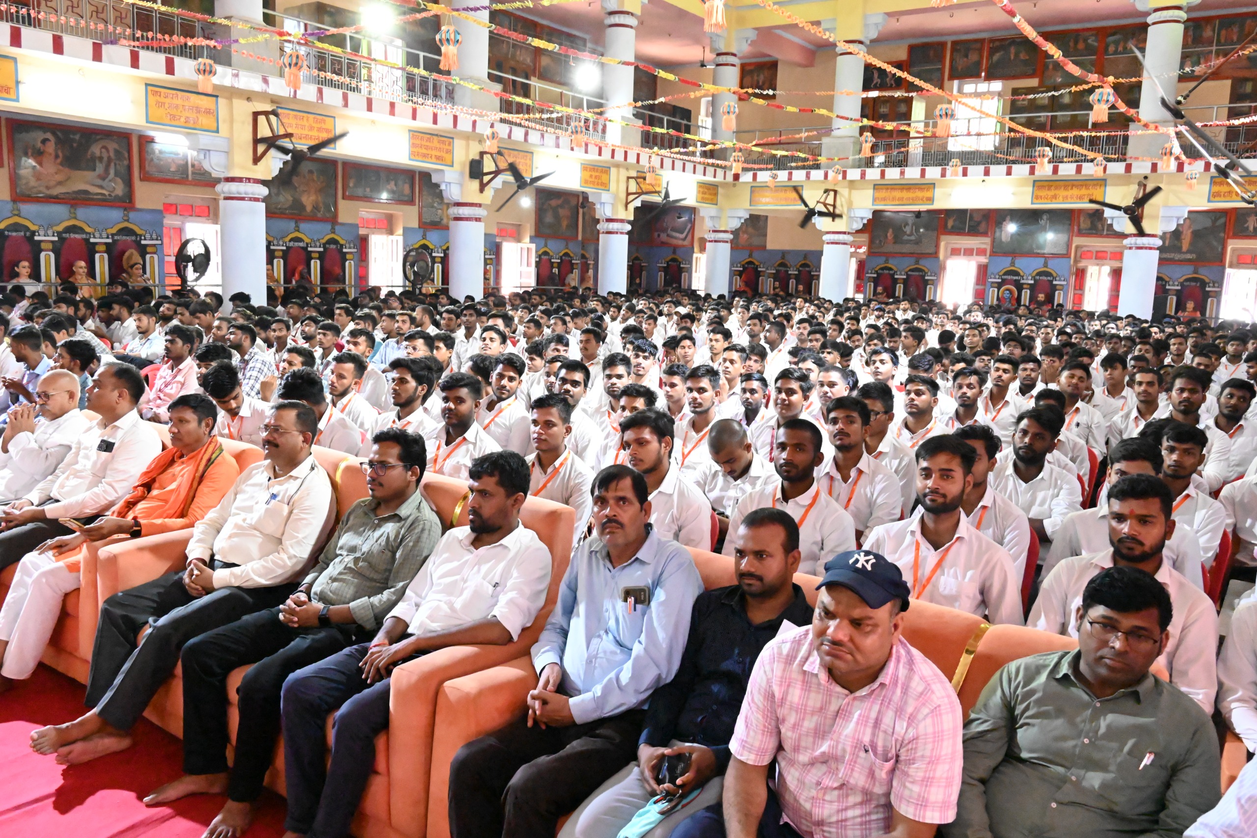 ‘भारतीय संस्कृति एवं गोसेवा’ विषयक सम्मेलन में बोले नैमिषारण्य से आए संत* ‘भारतीय संस्कृति एवं गोसेवा’ विषयक सम्मेलन में बोले नैमिषारण्य से आए संत*