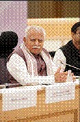 बैठक के दाैरान केंद्रीय मंत्री मनाेहर खट्टर संबाेधित करते हुए बैठक के दाैरान केंद्रीय मंत्री मनाेहर खट्टर संबाेधित करते हुए