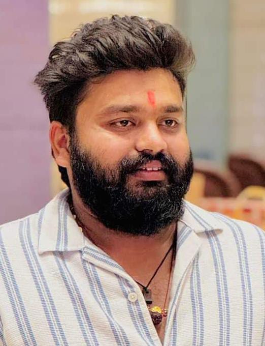 रामलीला समिति के अध्यक्ष जानकारी देते हुए रामलीला समिति के अध्यक्ष जानकारी देते हुए