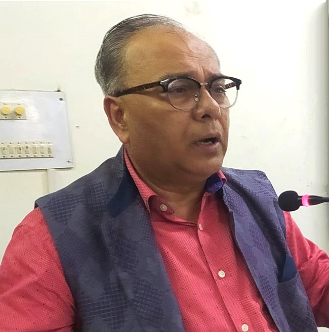 सम्बोधित करते कुलपति सम्बोधित करते कुलपति