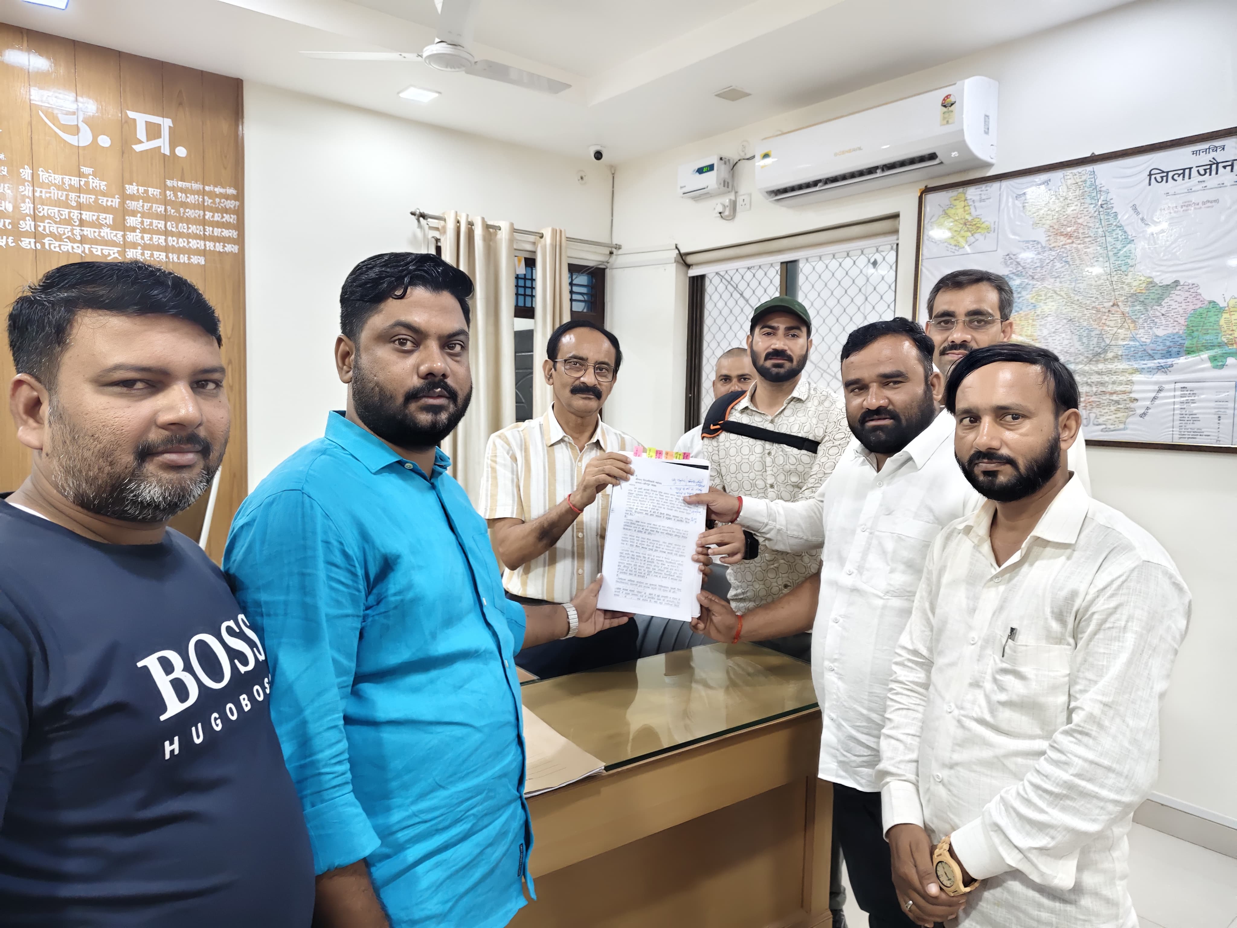 दोहरा मुक्त जौनपुर के लिए युवायो ने जिलाधिकारी को सौंपा ज्ञापन दोहरा मुक्त जौनपुर के लिए युवायो ने जिलाधिकारी को सौंपा ज्ञापन