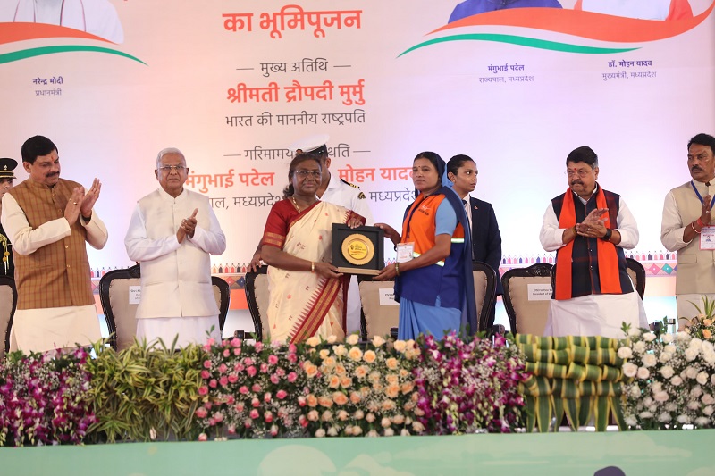 राष्ट्रपति द्रौपदी मुर्मु ने उज्जैन के ग्राम ढेंडिया में सफाई-मित्रों का सम्मान किया। राष्ट्रपति द्रौपदी मुर्मु ने उज्जैन के ग्राम ढेंडिया में सफाई-मित्रों का सम्मान किया।