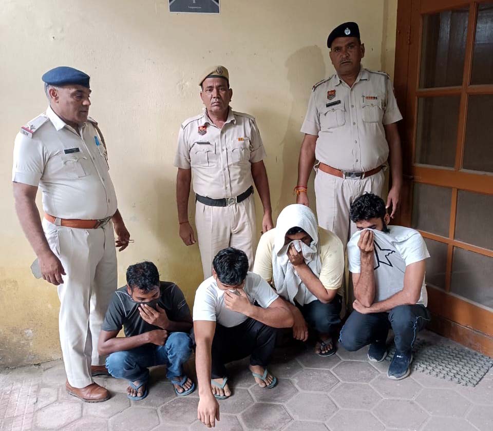 पुलिस द्वारा गिरफ्तार किए गए आरोपीगण पुलिस द्वारा गिरफ्तार किए गए आरोपीगण