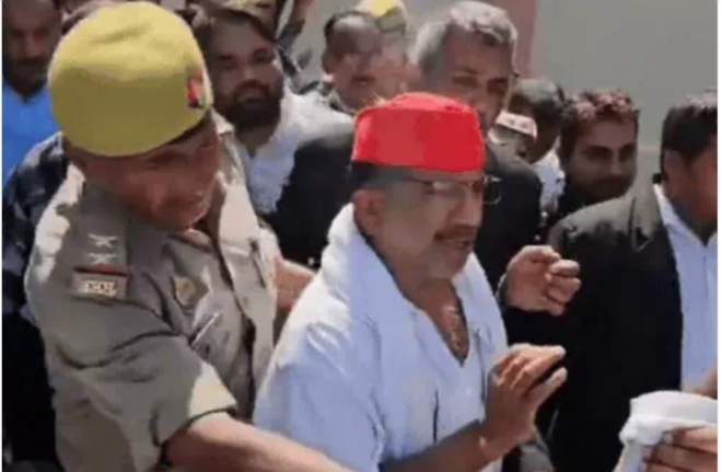 अदालत में पेश होते सपा विधायक अदालत में पेश होते सपा विधायक