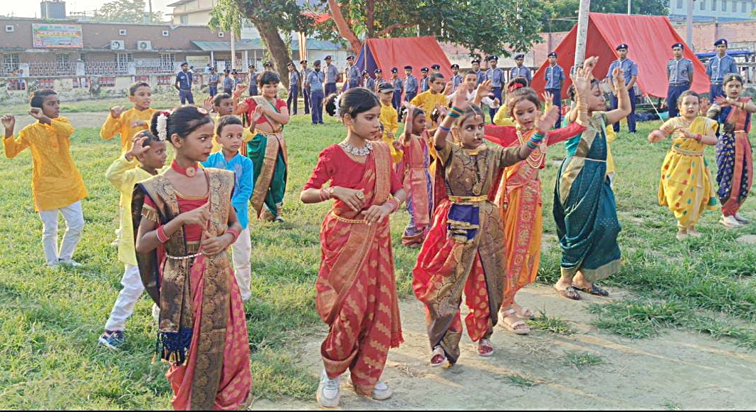 कार्यक्रम में भाग लेते हुए बच्चे कार्यक्रम में भाग लेते हुए बच्चे